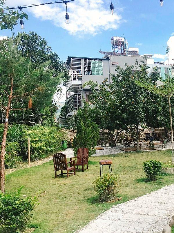 Nền cỏ xanh mướt nơi ta có thể ngồi lại nhâm nhi ly nước hay ngồi trò chuyện với cỏ cây.