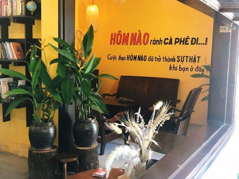 Góc trong cùng được làm nổi bật lên với gam màu vàng chủ đạo.