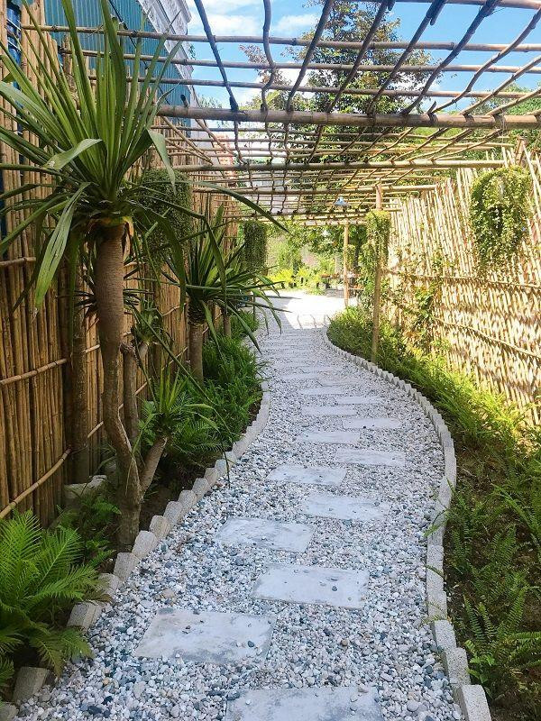 Con đường dẫn lối vào quán vô cùng xanh mướt.