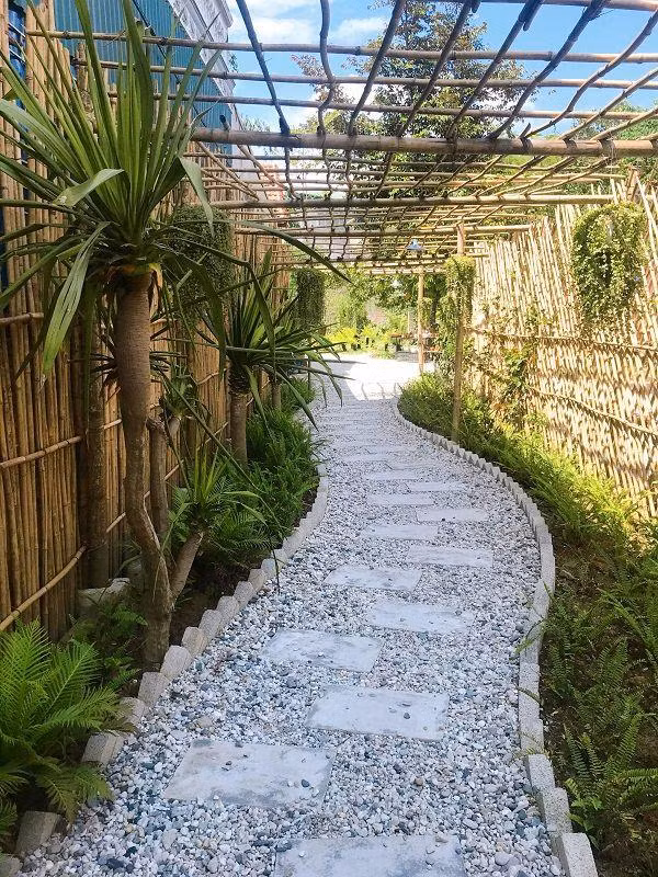 Con đường dẫn lối vào quán vô cùng xanh mướt.