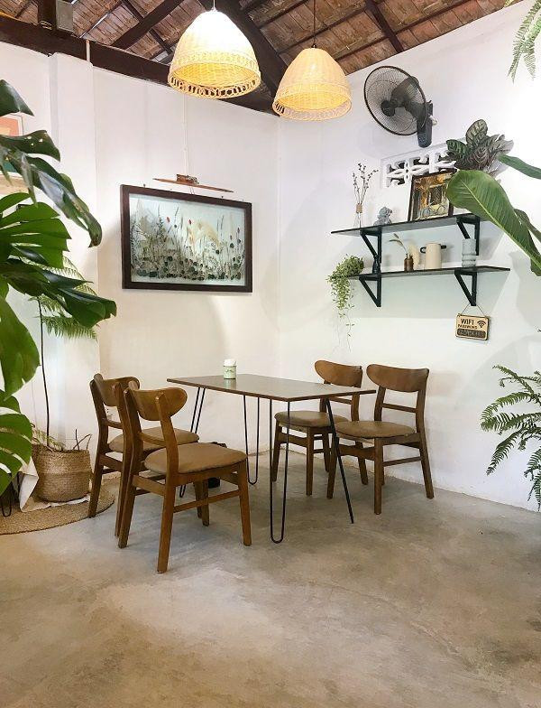 Không gian phía trong được bài trí đơn giản nhưng tinh tế.