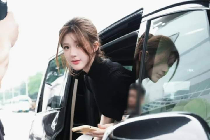 Những hình ảnh trên phim trường Hãy Để Tôi Tỏa Sáng khiến Triệu Lộ Tư bị đồn đoán “đụng chạm dao kéo”. Những hình ảnh trên phim trường Hãy Để Tôi Tỏa Sáng khiến Triệu Lộ Tư bị đồn đoán “đụng chạm dao kéo”.