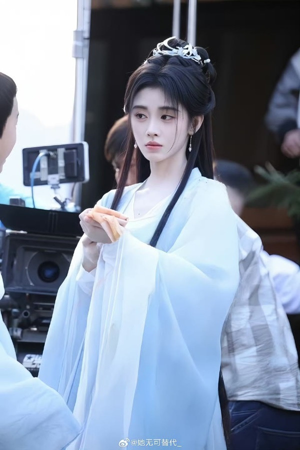 Trang sức đã không còn rườm rà như các vai diễn trước đây của cô.