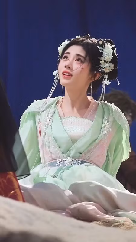 Một tạo hình khác có phần lộng lẫy hơn của Cúc Tịnh Y trong "Thiên Hương" cũng khác nhiều so với những tạo hình cầu kỳ trước đây.