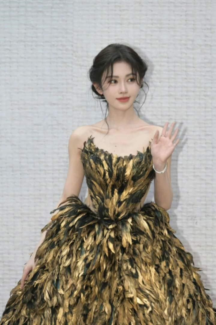 Bộ váy “Quý cô lông vũ” được thiết kế riêng bởi nhà thiết kế Yumi Katsura với ý nghĩa “Dệt mộng điểm vàng gặp gió hóa mưa”.