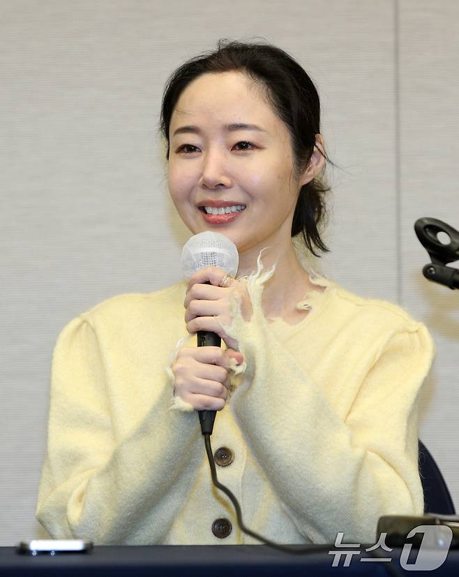 Min Hee Jin vẫn sẽ là Giám đốc sáng tạo của NewJeans trong 5 năm tới. Min Hee Jin vẫn sẽ là Giám đốc sáng tạo của NewJeans trong 5 năm tới.