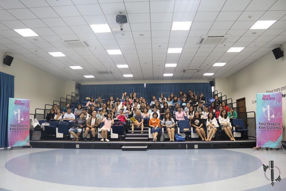 Thử thách Kim Cương - cuộc thi thường niên nhằm tìm kiếm những "viên kim cương" tiềm năng của nhà Hoa. Thử thách Kim Cương - cuộc thi thường niên nhằm tìm kiếm những "viên kim cương" tiềm năng của nhà Hoa.