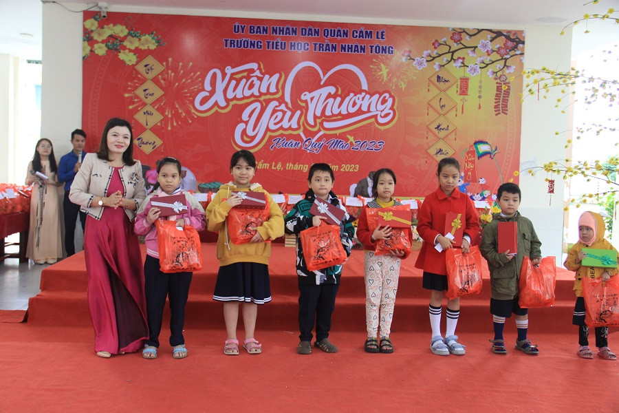 Những phần quà Tết đến với các em học sinh có hoàn cảnh khó khăn. Ảnh: Thanh Trần.