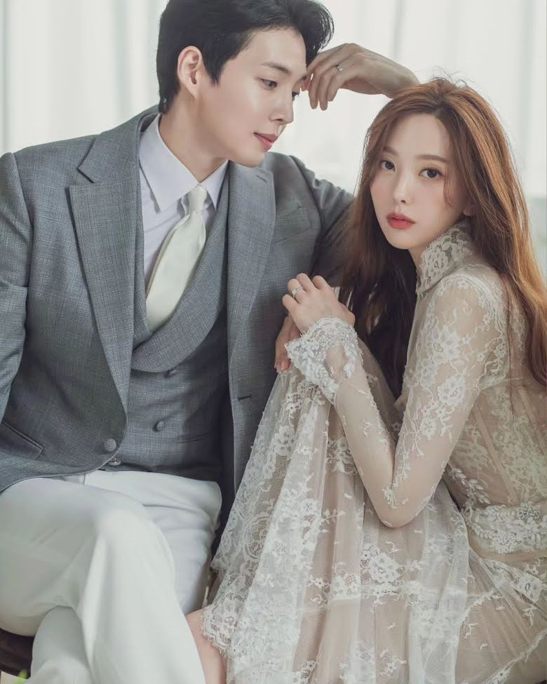 Ảnh cưới cũng được cặp đôi chia sẻ đính kèm thư thông báo. Ảnh cưới cũng được cặp đôi chia sẻ đính kèm thư thông báo.