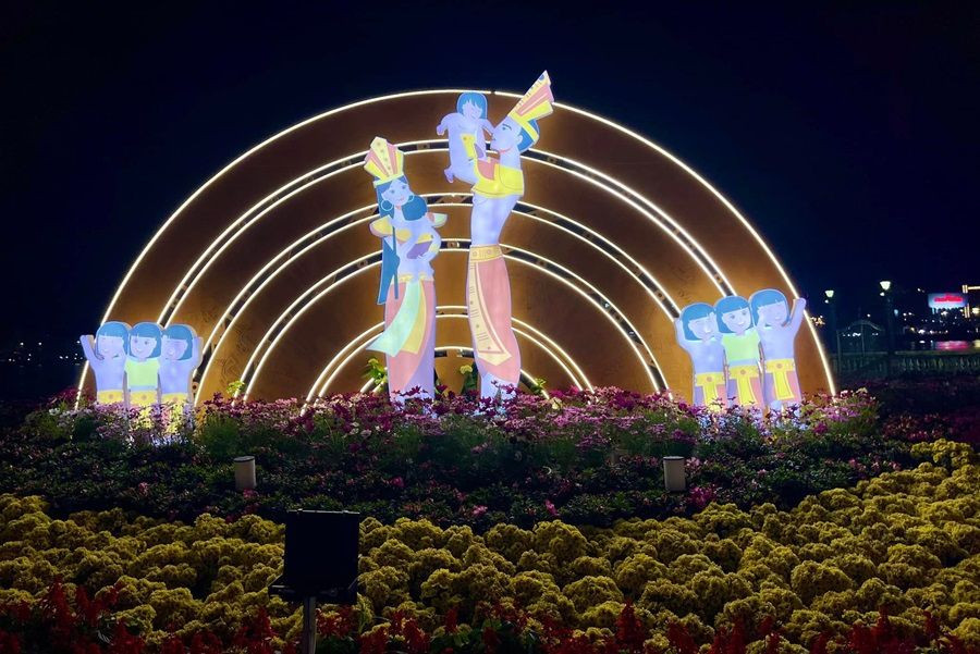 Bên cạnh những linh vật hoành tráng thì đường hoa còn có những tiểu cảnh rất dễ thương, như tiểu cảnh "Lạc Long Quân và Âu Cơ" này. Ảnh: Cổng Thông tin Điện tử thành phố Đà Nẵng Bên cạnh những linh vật hoành tráng thì đường hoa còn có những tiểu cảnh rất dễ thương, như tiểu cảnh "Lạc Long Quân và Âu Cơ" này. Ảnh: Cổng Thông tin Điện tử thành phố Đà Nẵng