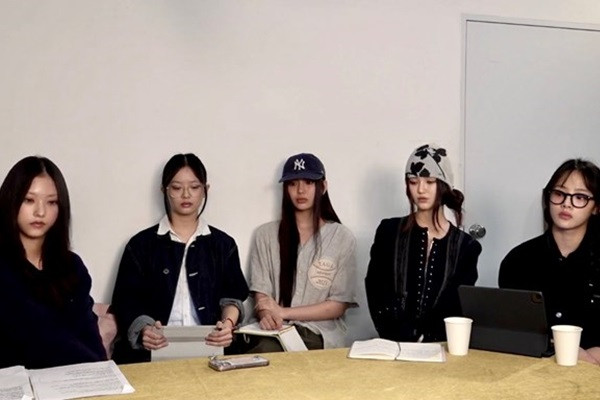 NewJeans trong buổi livestream gây sốc tối 11/9. NewJeans trong buổi livestream gây sốc tối 11/9.