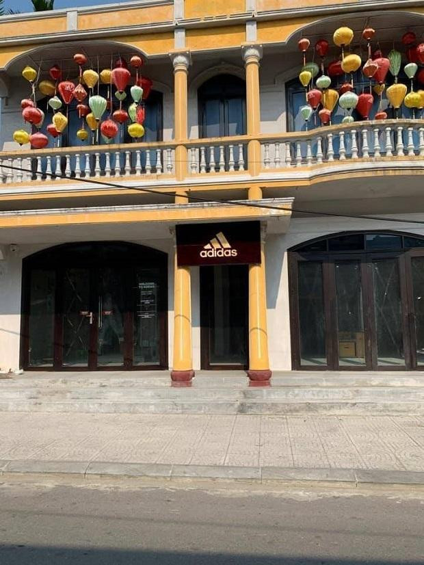 Vốn là thương hiệu thời trang nên adidas không khó khăn mấy để "biến hình" khi đến Hội An.