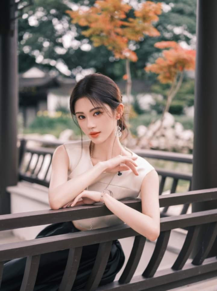 Một outfit khác mang phong cách thanh lịch.