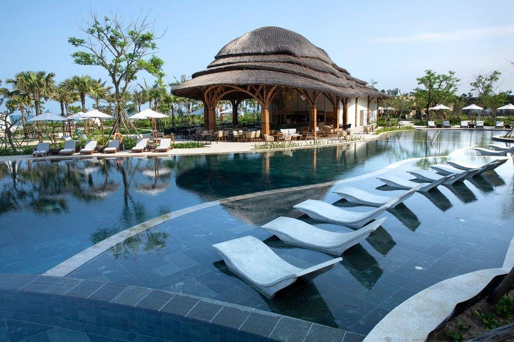 Kiến trúc xen lẫn giữa truyền thống và hiện đại.