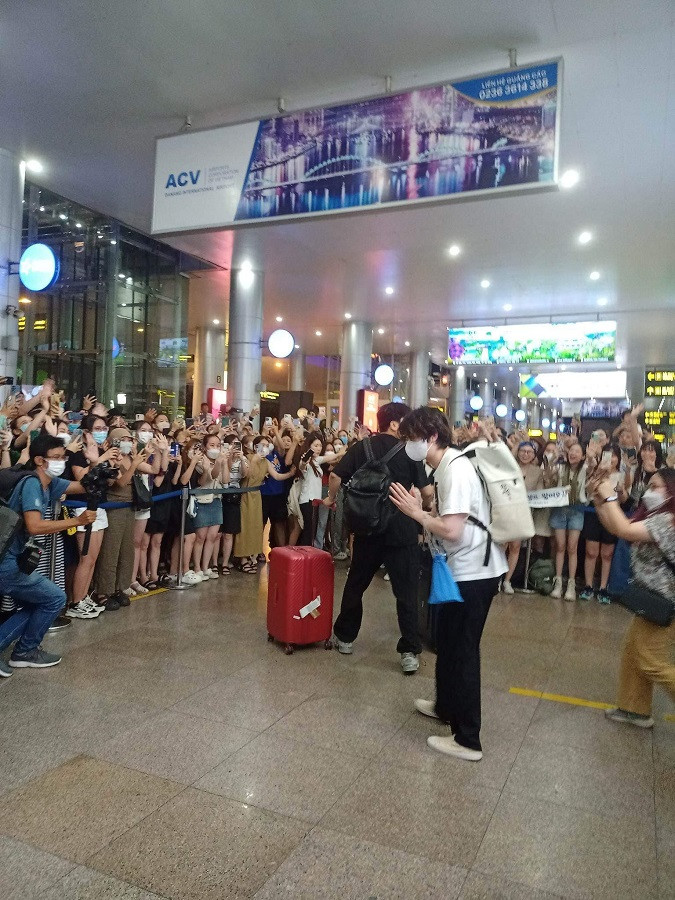 Thú vị là ngày 16/6, trong khi các nghệ sĩ Hàn khác có mặt tại ga quốc tế của sân bay Đà Nẵng để đến tham dự lễ hội âm nhạc tại Hội An, thì riêng Kim Heechul lại xuất hiện ở ga quốc nội. Thú vị là ngày 16/6, trong khi các nghệ sĩ Hàn khác có mặt tại ga quốc tế của sân bay Đà Nẵng để đến tham dự lễ hội âm nhạc tại Hội An, thì riêng Kim Heechul lại xuất hiện ở ga quốc nội.