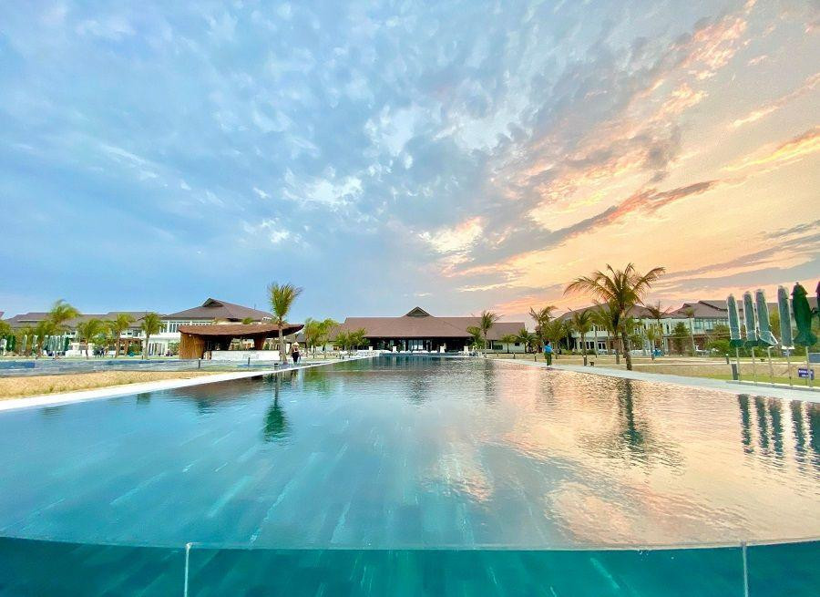 Tại đây có 4 bể bơi vô cực ngoài trời được chia thành 7 hồ bơi lớn nhỏ khác nhau tùy vào mục đích sử dụng.