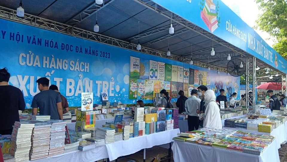 Rất nhiều đầu sách hay với các mức giảm từ 20% - 50% cùng các gian sách đồng giá. Rất nhiều đầu sách hay với các mức giảm từ 20% - 50% cùng các gian sách đồng giá.