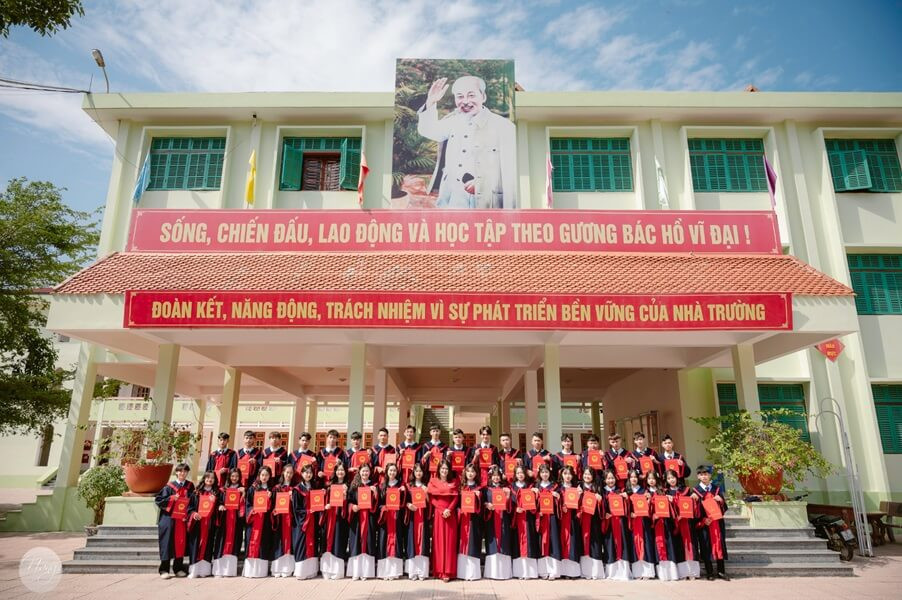 Tập thể lớp 12A8 cùng cô giáo chủ nhiệm trong ngôi trường thân yêu gắn bó suốt 3 năm THPT.