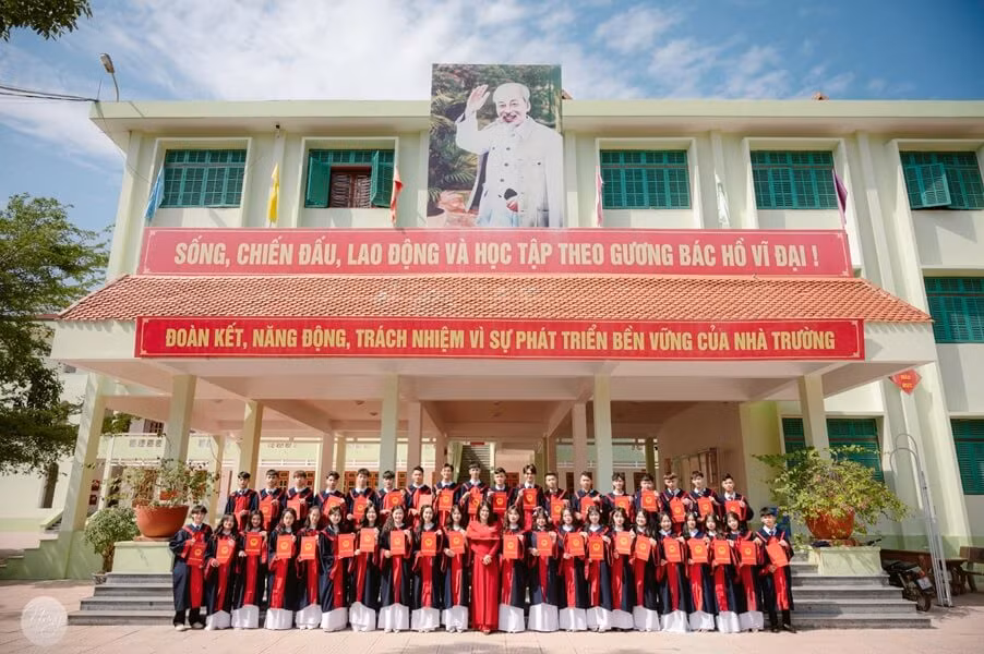 Tập thể lớp 12A8 cùng cô giáo chủ nhiệm trong ngôi trường thân yêu gắn bó suốt 3 năm THPT.