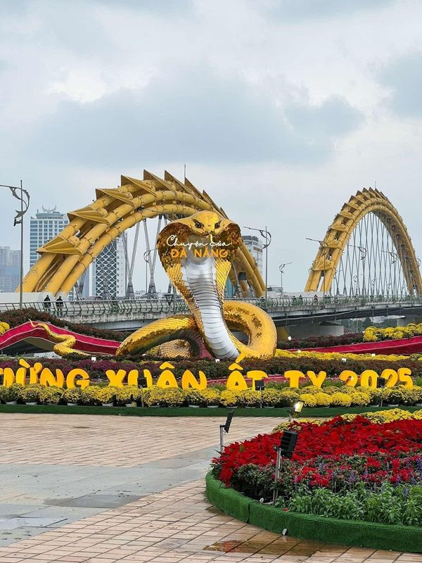 "Anh Rắn đứng cạnh anh Rồng. Rồng Rắn lên mây, Đà Nẵng vút bay" - cư dân mạng Đà Nẵng "tức cảnh sinh tình". Ảnh: Chuyện của Đà Nẵng