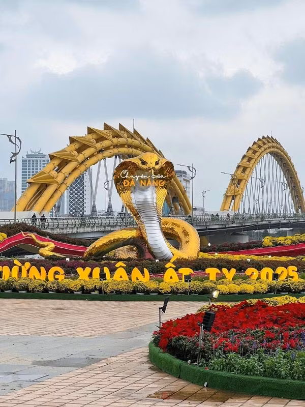 "Anh Rắn đứng cạnh anh Rồng. Rồng Rắn lên mây, Đà Nẵng vút bay" - cư dân mạng Đà Nẵng "tức cảnh sinh tình". Ảnh: Chuyện của Đà Nẵng "Anh Rắn đứng cạnh anh Rồng. Rồng Rắn lên mây, Đà Nẵng vút bay" - cư dân mạng Đà Nẵng "tức cảnh sinh tình". Ảnh: Chuyện của Đà Nẵng