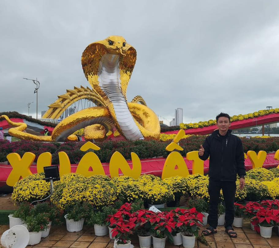 Nghệ nhân Đinh Văn Tâm bên tác phẩm của mình. Ảnh: Đà Nẵng Page