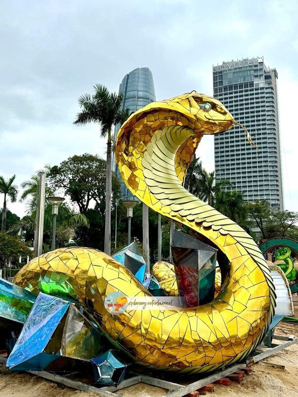 Chú Rắn này được cư dân mạng Đà Nẵng nhận xét là có ánh mắt hiền hòa hơn "người anh em" bên cầu Rồng. Bạn có thấy vậy không? Ảnh: Moon Black