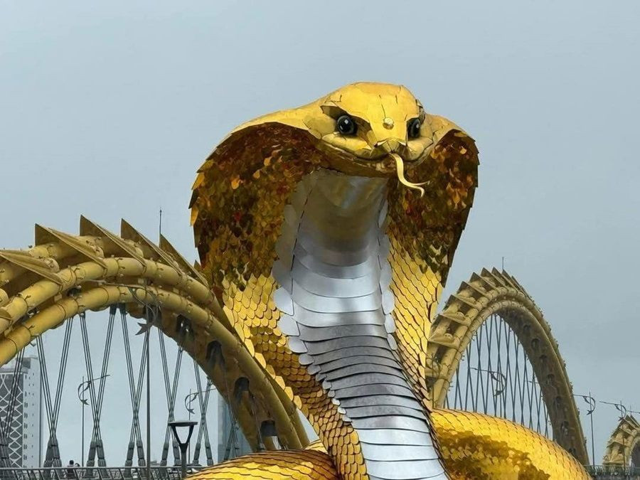 Đôi mắt rất có thần, được làm bằng thạch cao rồi vẽ màu. Ảnh: Đà Nẵng Page