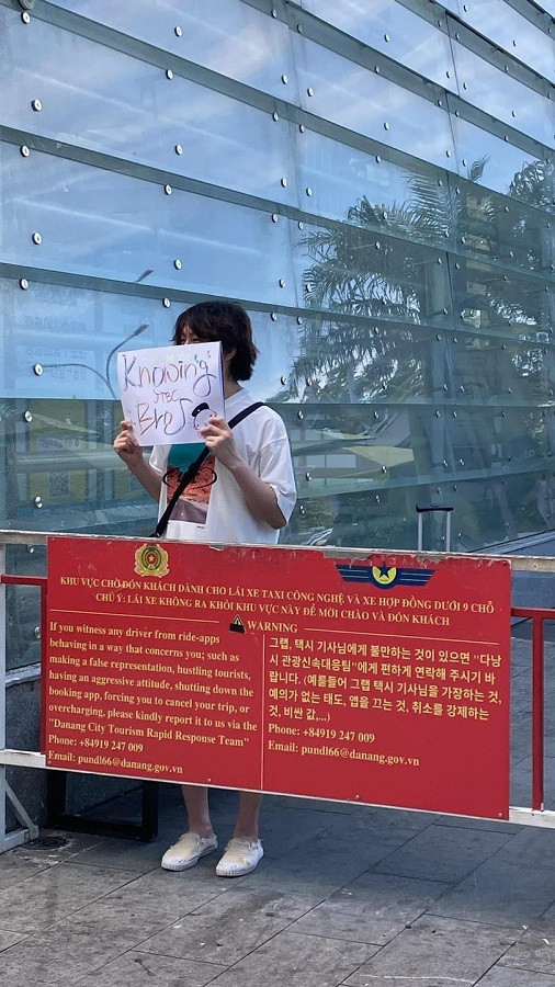 Cầm banner đón idol như fan thứ thiệt. Cầm banner đón idol như fan thứ thiệt.