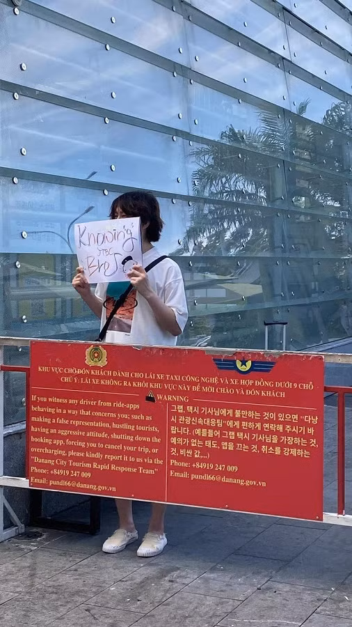 Cầm banner đón idol như fan thứ thiệt.