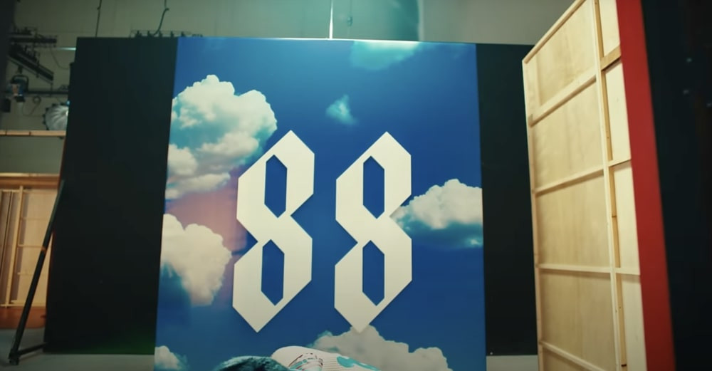 Cuối MV Power, G-Dragon đã chào khán giả trước backdrop màu xanh da trời có con số 88 màu trắng (Anh sinh năm 1988). Ảnh: @officialGDRAGON Cuối MV Power, G-Dragon đã chào khán giả trước backdrop màu xanh da trời có con số 88 màu trắng (Anh sinh năm 1988). Ảnh: @officialGDRAGON