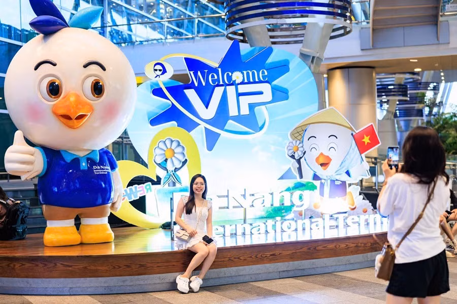 Những bạn V.I.P đầu tiên check-in với khung cảnh tại Nhà ga quốc tế của sân bay Đà Nẵng.