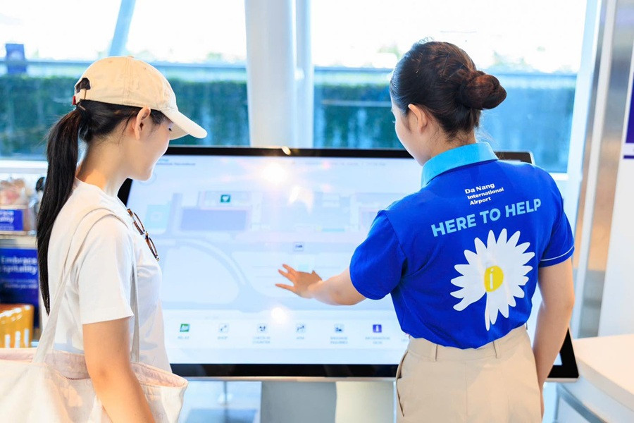 Chúng mình mặc áo xanh, mang dòng chữ Here to Help để các bạn luôn cảm thấy được chào đón, an tâm và không bao giờ lạc lõng tại sân bay Quốc tế Đà Nẵng. Chúng mình mặc áo xanh, mang dòng chữ Here to Help để các bạn luôn cảm thấy được chào đón, an tâm và không bao giờ lạc lõng tại sân bay Quốc tế Đà Nẵng.