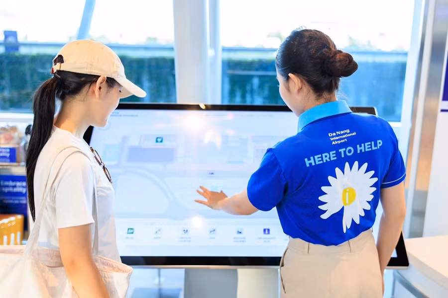 Chúng mình mặc áo xanh, mang dòng chữ Here to Help để các bạn luôn cảm thấy được chào đón, an tâm và không bao giờ lạc lõng tại sân bay Quốc tế Đà Nẵng.