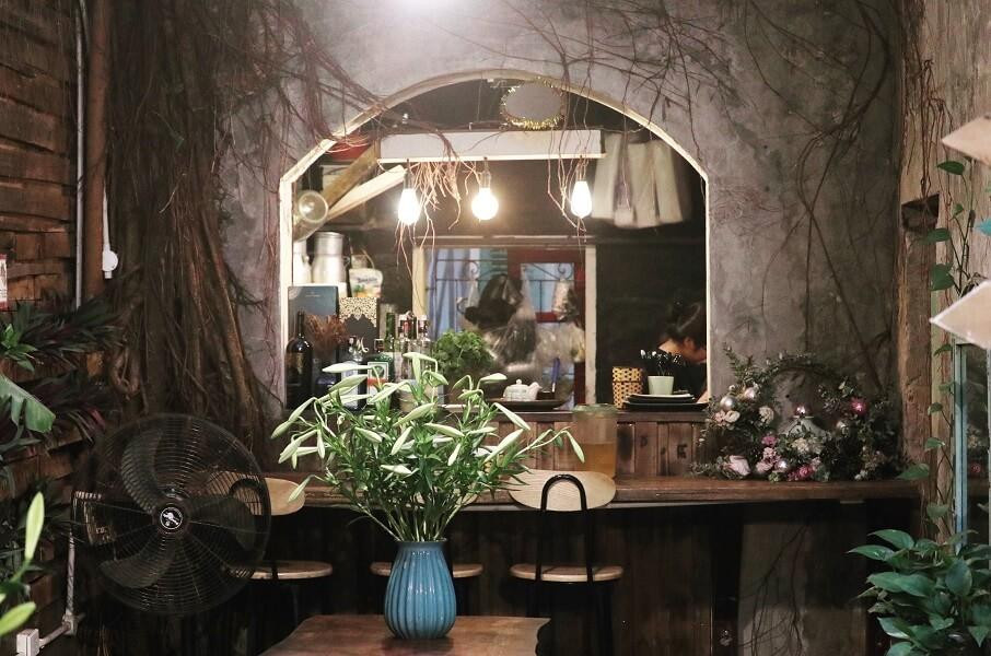 Góc tường của quán đã phủ kín rêu phong. Góc tường của quán đã phủ kín rêu phong.