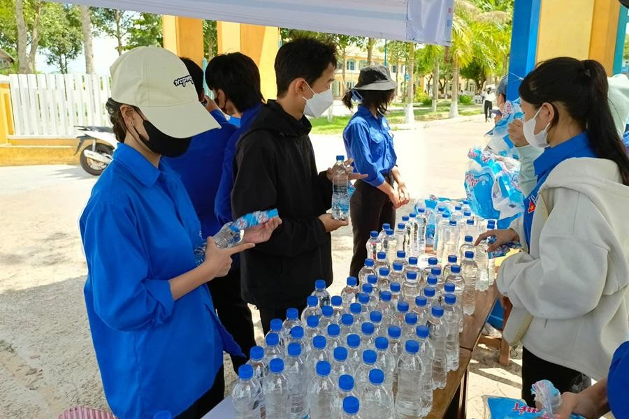 Những chai nước trao tay cùng những nụ cười rạng rỡ của các sĩ tử là niềm vui của những người khoác lên mình màu áo xanh tình nguyện. Ảnh: Fanpage Tỉnh đoàn Quảng Trị