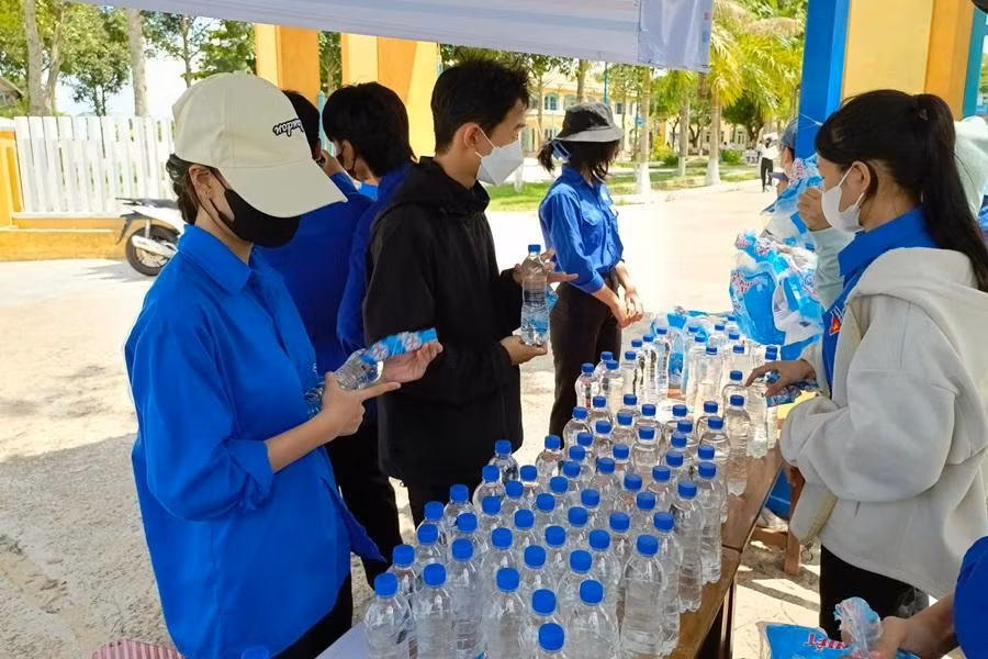 Những chai nước trao tay cùng những nụ cười rạng rỡ của các sĩ tử là niềm vui của những người khoác lên mình màu áo xanh tình nguyện. Ảnh: Fanpage Tỉnh đoàn Quảng Trị