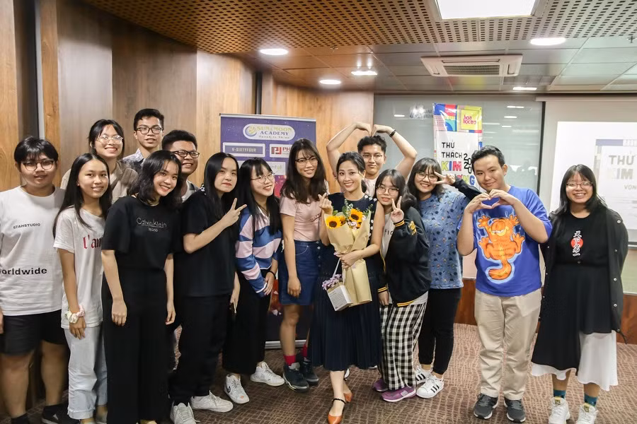 Một buổi học với MC Liêu Hà Trinh của các bạn thí sinh Thử thách Kim Cương.