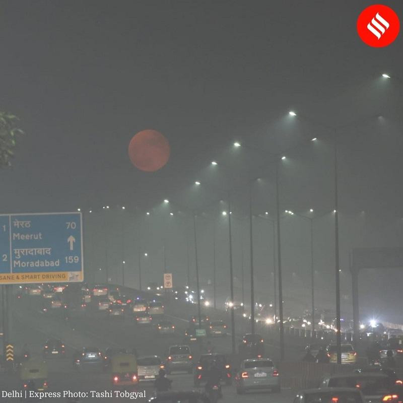 Ánh sáng từ đèn đường và các loại phương tiện giao thông vẫn không thể làm lu mờ sắc đỏ của &quot;Trăng máu&quot; tại Thủ đô Delhi, Ấn Độ. Ảnh: Tashi Tobgyal