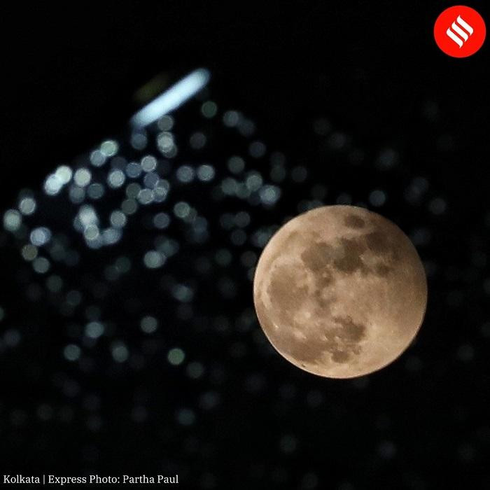&quot;Mặt trăng hải ly&quot; (Beaver moon) tại thành phố Kolkata, Ấn Độ. Ảnh: Partha Paul
