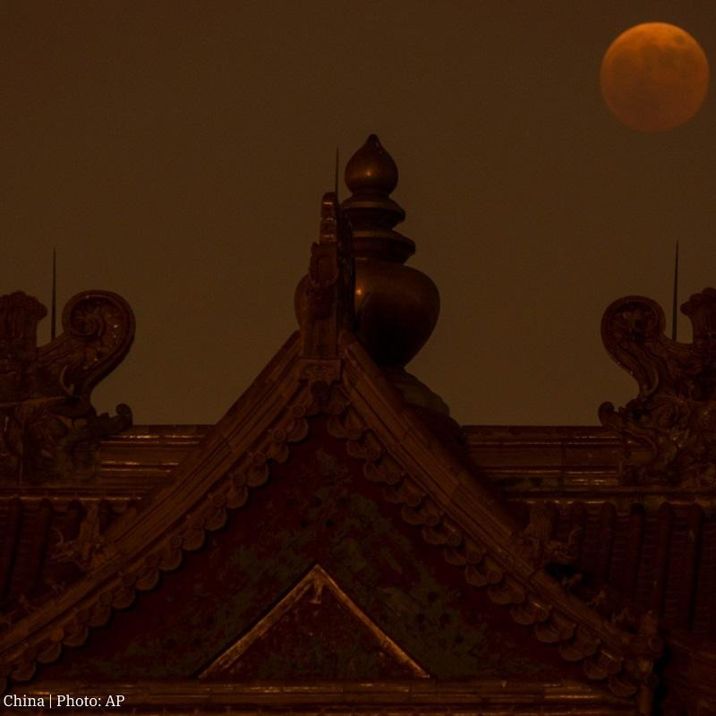 Nguyệt thực toàn phần tại Trung Quốc. Ảnh: AP