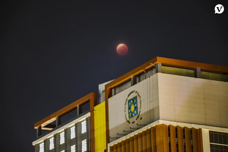&quot;Trăng máu&quot; treo trên bầu trời của Đại học UST, Philippines. Ảnh: Marvin John F. Uy/ The Varsitarian