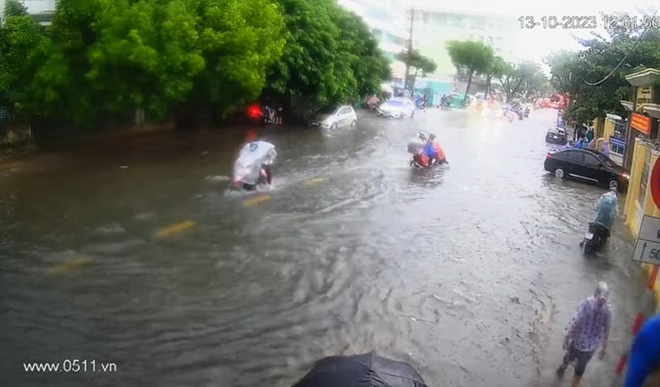 Khu vực đường Quang Trung vào trưa ngày 13/10, nước ngập gần nửa bánh xe. Ảnh: 0511 Khu vực đường Quang Trung vào trưa ngày 13/10, nước ngập gần nửa bánh xe. Ảnh: 0511