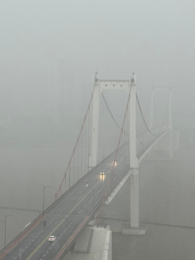 Mưa khiến trời sụp tối nhanh nên dù là ban ngày nhưng các phương tiện lưu thông trên đường vẫn phải bật đèn. Ảnh: Đà Nẵng Mưa khiến trời sụp tối nhanh nên dù là ban ngày nhưng các phương tiện lưu thông trên đường vẫn phải bật đèn. Ảnh: Đà Nẵng