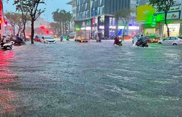 Mưa lớn khiến nhiều tuyến đường bị ngập nặng. Ảnh: Thời Tiết Đà Nẵng Mưa lớn khiến nhiều tuyến đường bị ngập nặng. Ảnh: Thời Tiết Đà Nẵng