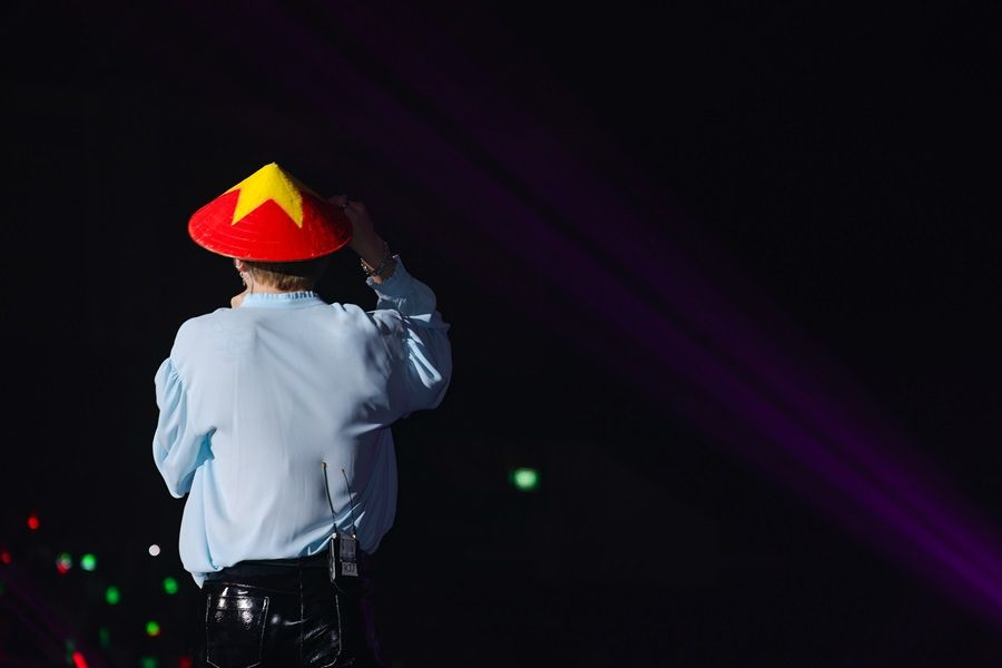 Jae Joong đội nón lá do fan tặng. Ảnh: BTC. Jae Joong đội nón lá do fan tặng. Ảnh: BTC.