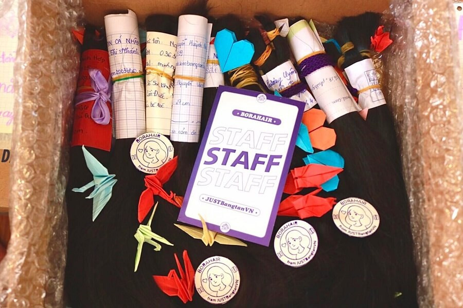 Những đoạn tóc được hiến tặng trong dự án BORAHAIR năm ngoái. Ảnh: JUSTBangtan Những đoạn tóc được hiến tặng trong dự án BORAHAIR năm ngoái. Ảnh: JUSTBangtan