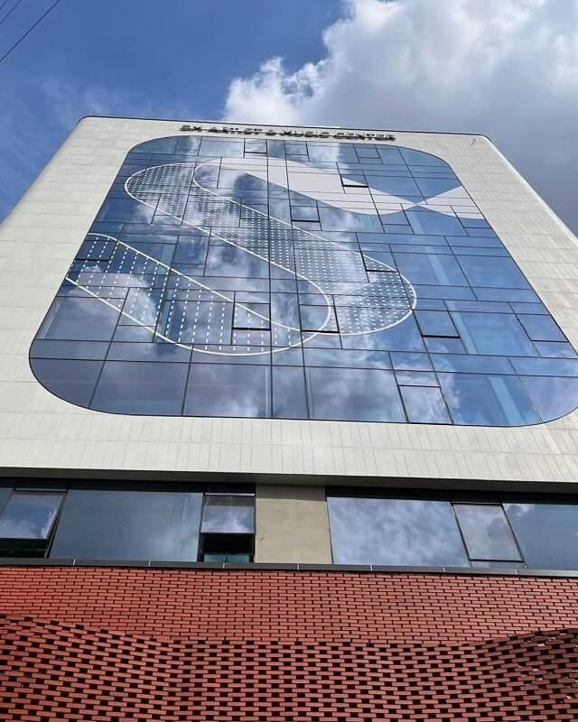 Ngay khi thấy những hình ảnh về tòa nhà mới, các fan không khỏi xuýt xoa vì độ đẹp và hoành tráng của tòa nhà lẫn độ “chịu chơi” của SM. Ngay khi thấy những hình ảnh về tòa nhà mới, các fan không khỏi xuýt xoa vì độ đẹp và hoành tráng của tòa nhà lẫn độ “chịu chơi” của SM.