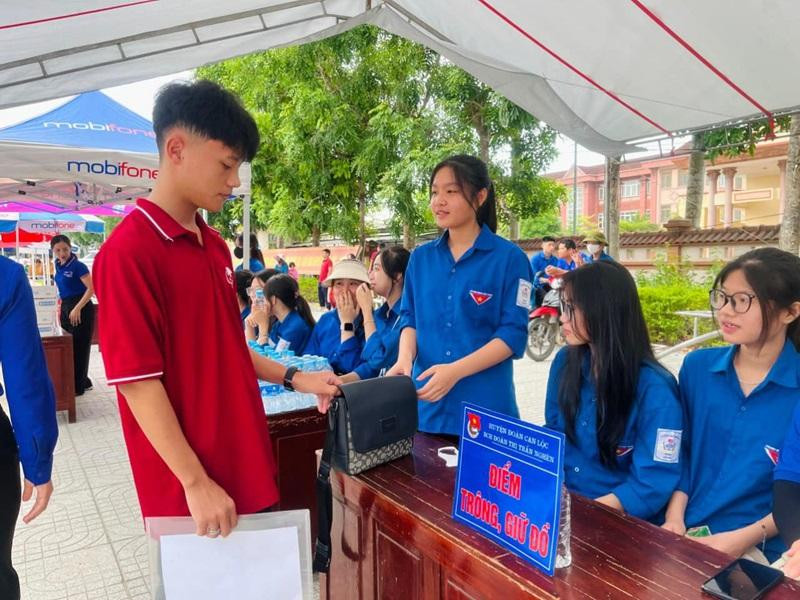 “Trạm” tình nguyện còn là nơi làm nhiệm vụ giữ đồ, cất đồ giúp các sĩ tử. Ảnh: Fanpage Tỉnh đoàn Hà Tĩnh