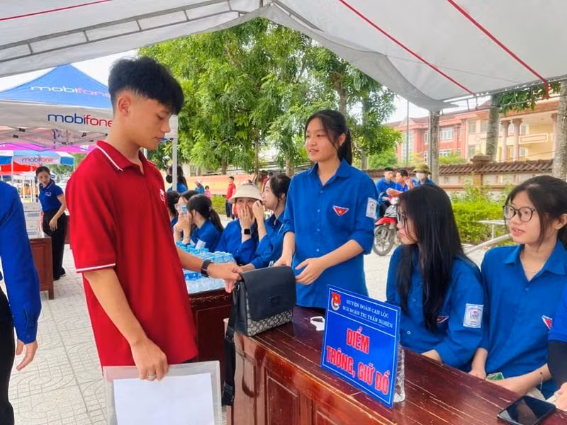 “Trạm” tình nguyện còn là nơi làm nhiệm vụ giữ đồ, cất đồ giúp các sĩ tử. Ảnh: Fanpage Tỉnh đoàn Hà Tĩnh